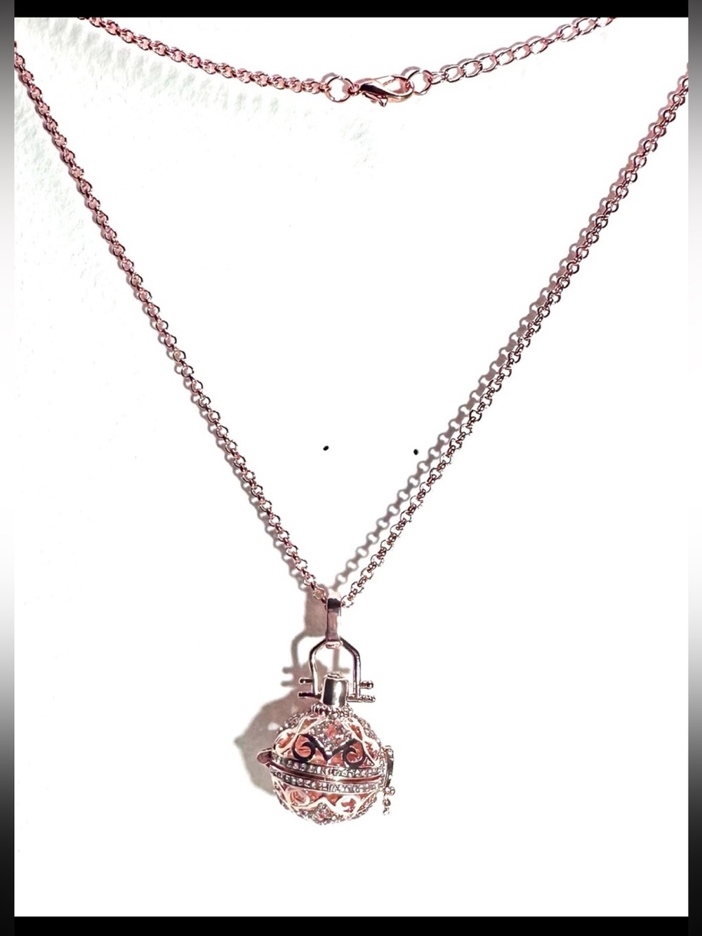 Rose Gold Filigree Aromatherapy Essential Oil Diffuser Locket Necklace